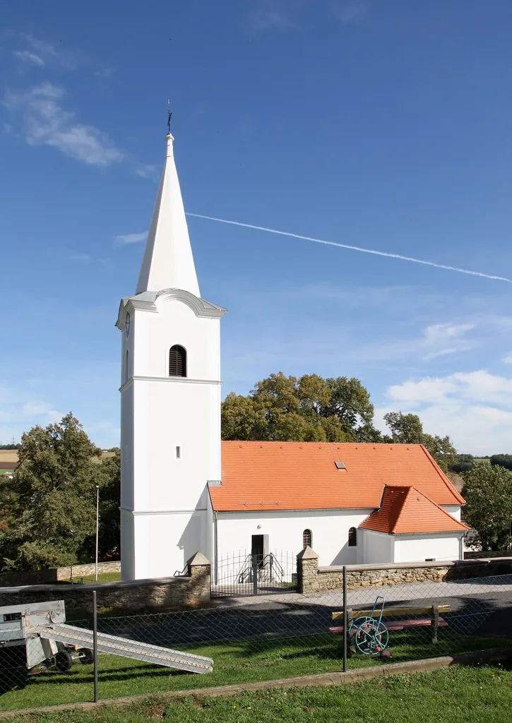 Katholische Pfarrkirche hl. Nikolaus in der burgenländischen Marktgemeinde Kobersdorf. Ein barocker Bau aus dem Jahr 1728, der in Höhenlage errichtet wurde und von einer Wehrmauer umgeben ist.