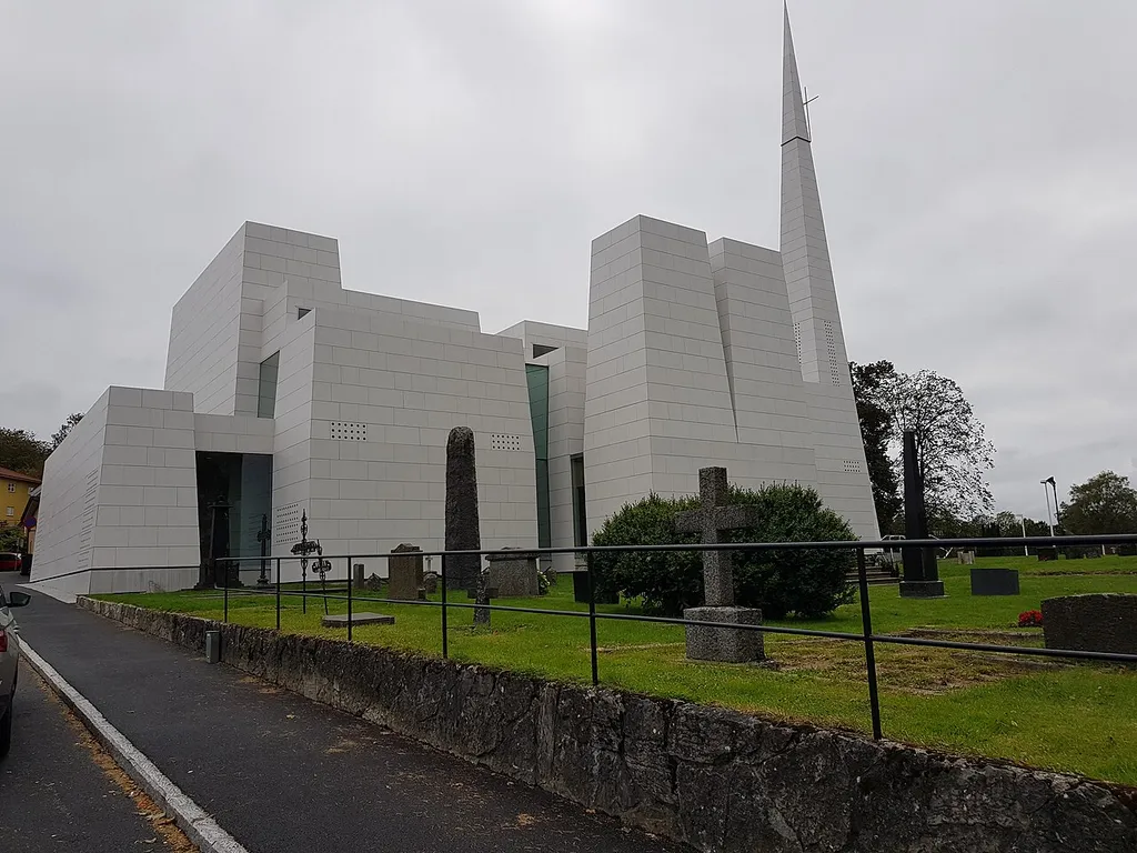 Nye Østre Porsgrunn kirke, innviet 2019. Arkitekt: Espen Surnevik og Trodahl arkitekter. Den gamle kirken brant i 2011.