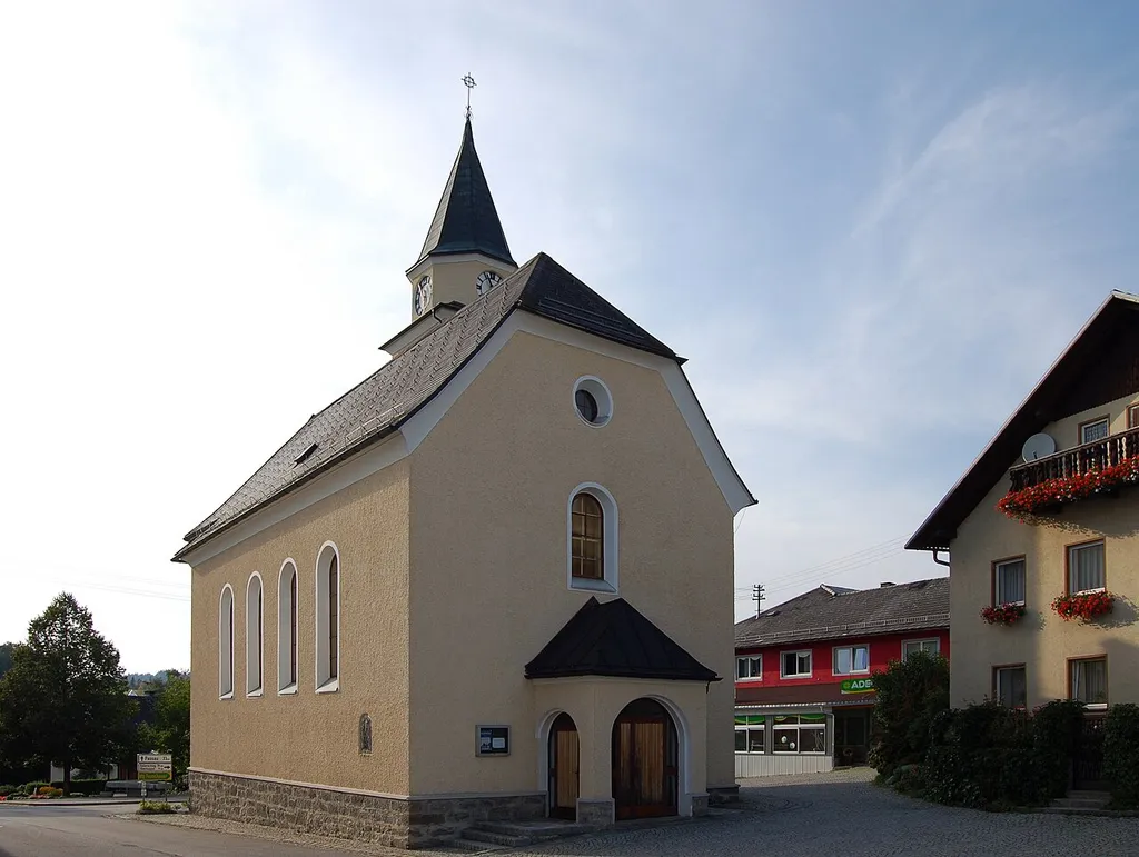 Die Kirche Maria Empfängnis in Neustift im Mühlkreis im Bezirk Rohrbach (Oberösterreich). Die Expositurkirche in Neustift wurde zwischen 1948 und 1950 an der Stelle einer 1869 errichteten Kapelle gebaut. Es handelt sich bei dem Neubau um einen schlichten, historisierenden Saalbau mit polygonalem Chor, Walmdach und markantem Turm. Die Einrichtung stammt großteils aus der Zeit um 1950. This media shows the protected monument with ObjektID 14592 in Austria. (Commons, de, Wikidata)