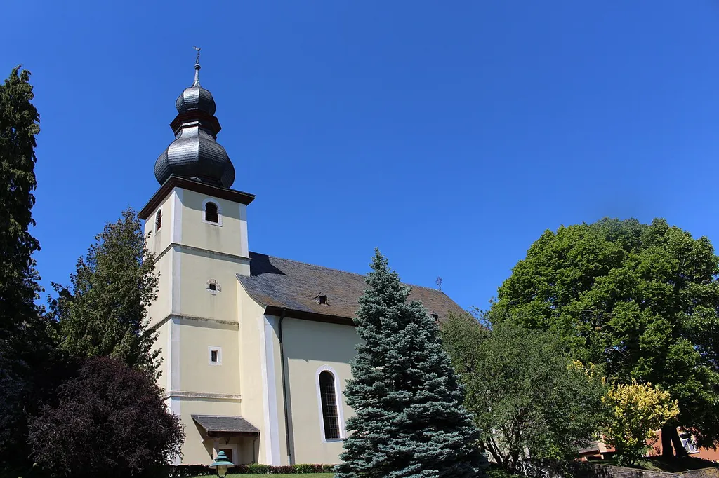 Saalbau, Westturm mit doppelter welscher Haube, 1768, Architekt Johann Thomas Petri, Kirn; Orgel, 1870 von Georg Karl Ernst Stumm, Sulzbach; Wappengedenkstein Ritter von Sien, 1560;