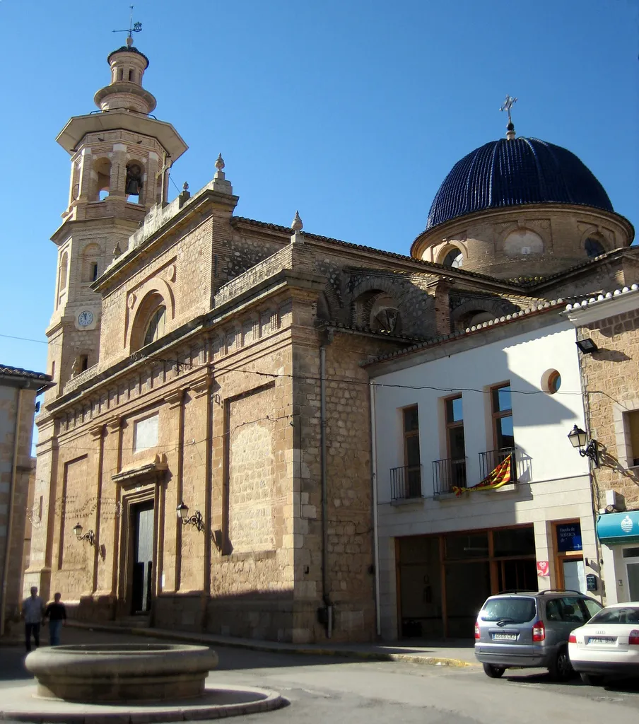 Main square in Jalon and church.