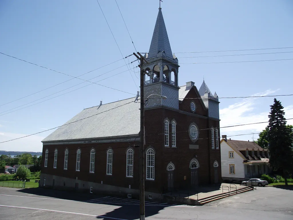L'église Saint-Jean-Baptiste, située au 985, rue Notre-Dame, dans le quartier Les Écureuils de Donnacona, au Québec. Construite en 1926-1927, l'église est dotée d'un orgue Casavant fabriqué en 1911.