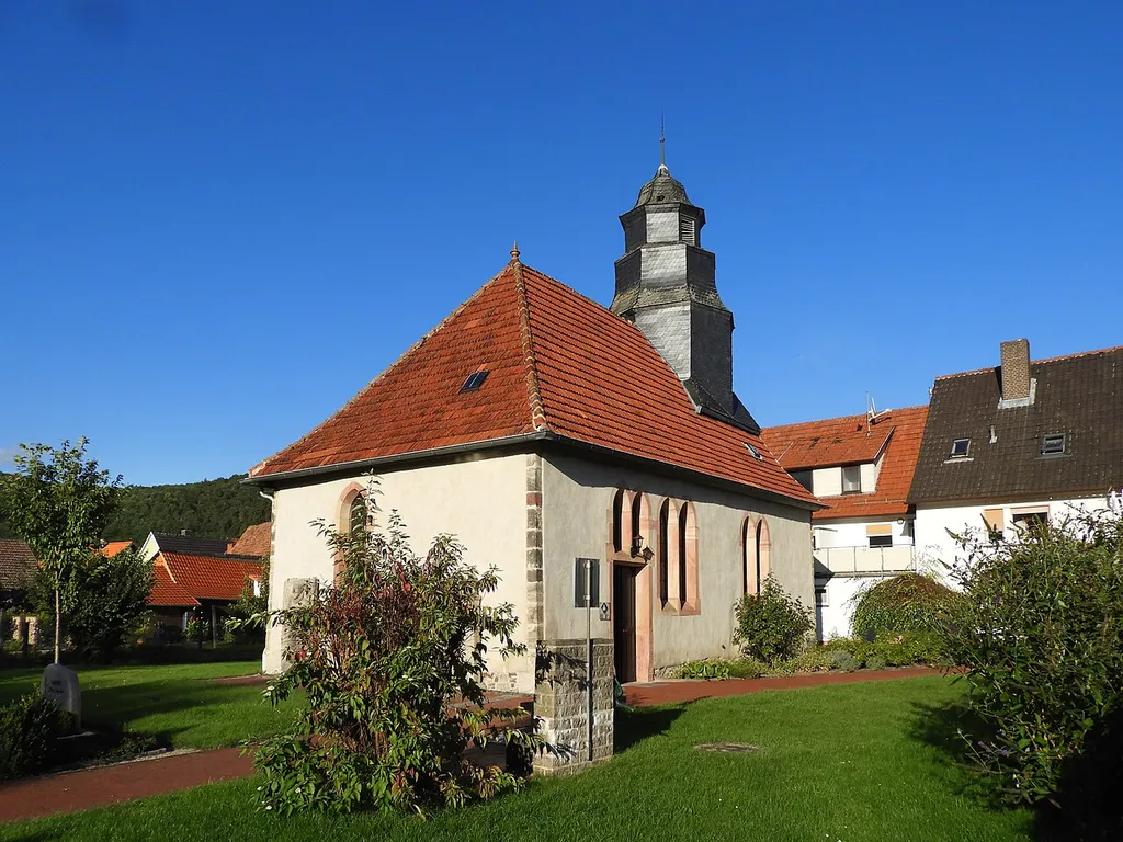 Albungen ist ein Stadtteil von Eschwege. Die kleine massive Saalbaukirche wurde vermutlich im frühen 17. Jahrhundert errichtet. Auf der Stelle einer schon im Mittelalter erwähnten Kapelle. Seit August 2016 ist die Albunger Kirche eine offizielle Radfahrerkirche am Werratal-Radweg. Die Kirche ist Kulturdenkmal aufgrund ihrer geschichtlichen und künstlerischen Bedeutung als Zeugnis des bäuerlichen Lebens.