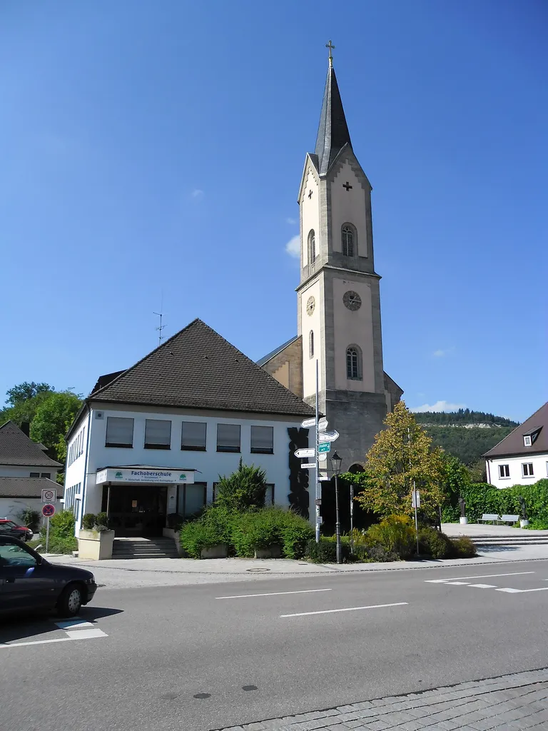 Die neugotische Nikolauskirche am Kirchenplatz in Ebermannstadt