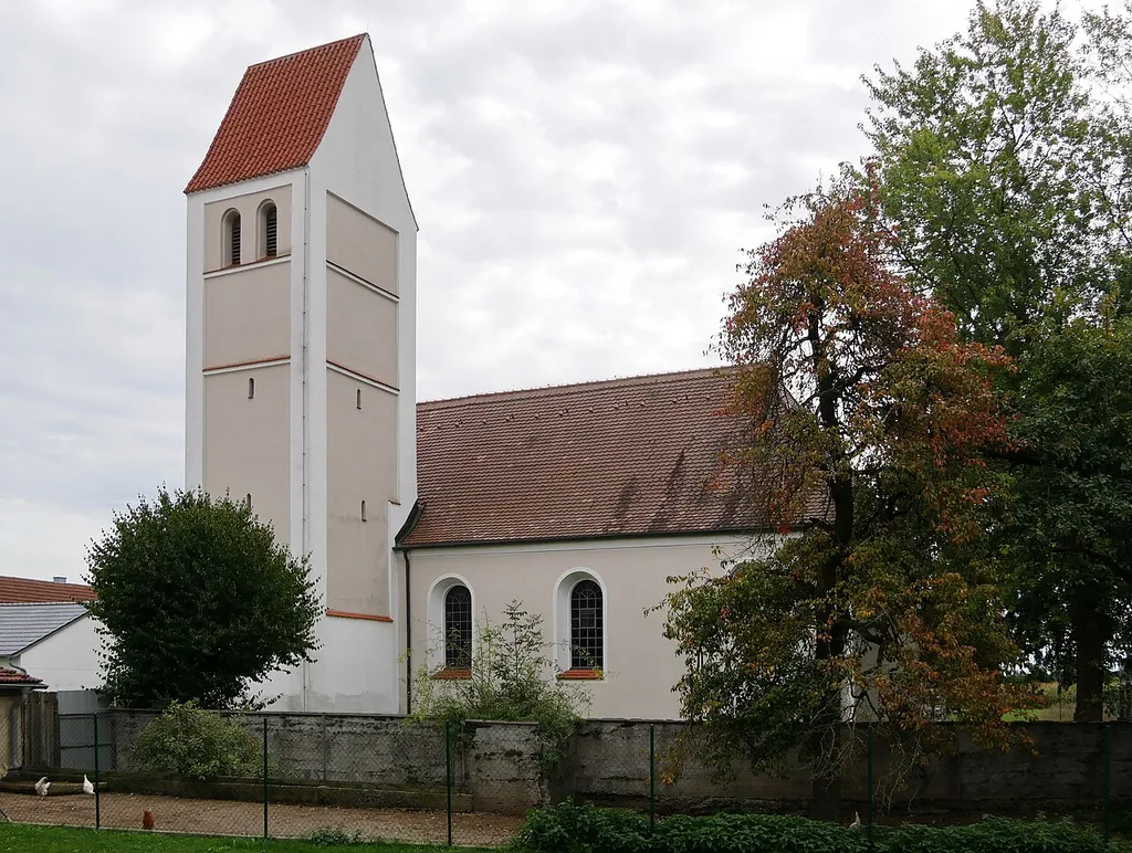 Landsberied, Ortsteil Babenried, Kirchstr. 3: Katholische Pfarrkirche St. Johann Baptist. Ansicht von NNW
