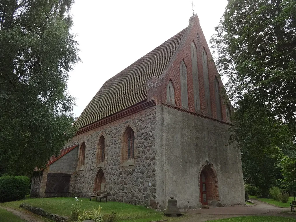 Gotische Zwölf-Apostel-Kirche in Züssow aus dem 14. Jahrhundert mit Kanzel von 1634 und spätgotischem Altarretabel mit den 12 Aposteln