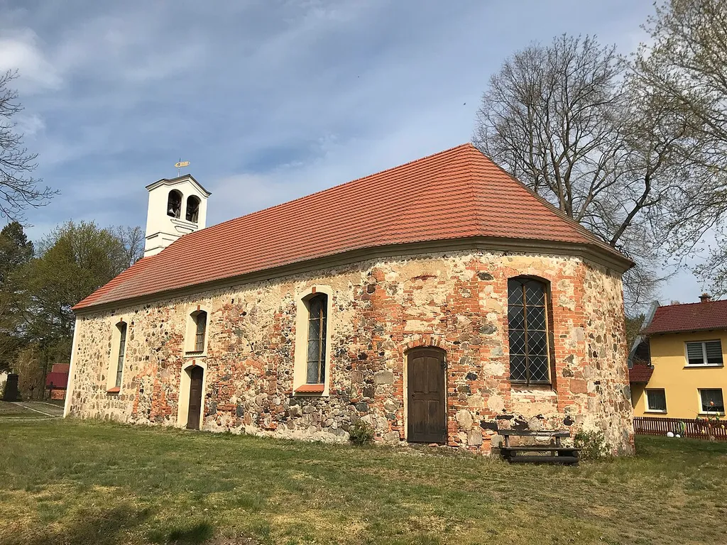 Die Dorfkirche Wüstenhain ist eine Saalkirche aus den 1860er Jahren in Wüstenhain, einem Gemeindeteil des Ortsteils Laasow der Stadt Vetschau/Spreewald im Landkreis Oberspreewald-Lausitz.
