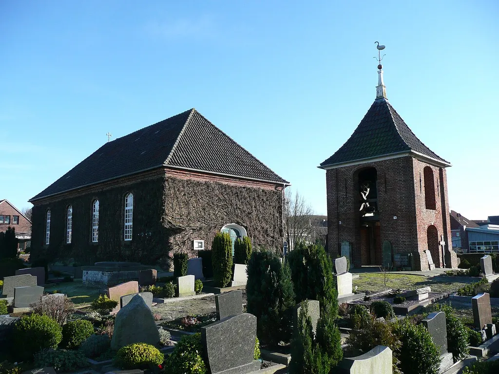 Friedhof und Kirche in Carolinensiel