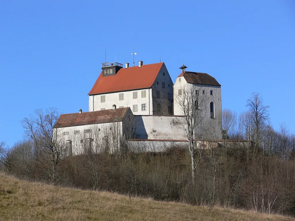 Die Waldburg in Waldburg, Landkreis Ravensburg (fotografiert vom Parkplatz der Grund- und Hauptschule aus)