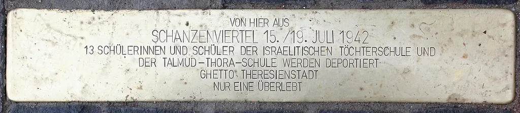 Stolperschwelle vor Schuleingang