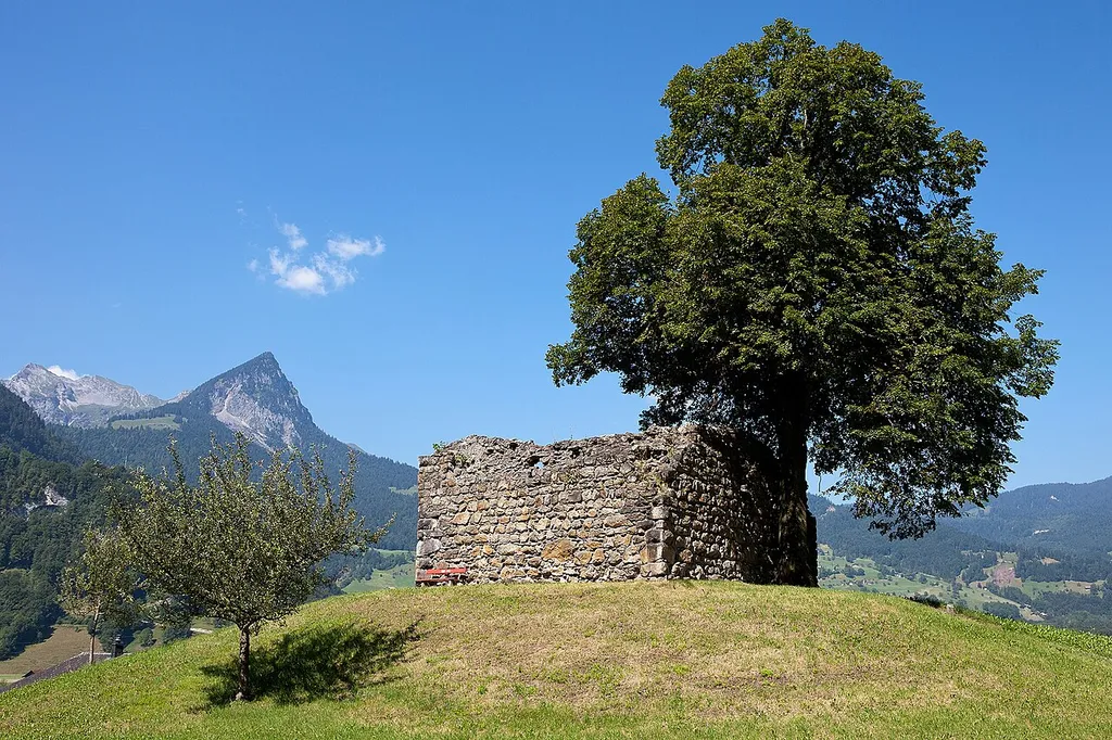 Ruine Burg Rudenz (13. Jahrhundert) in Giswil