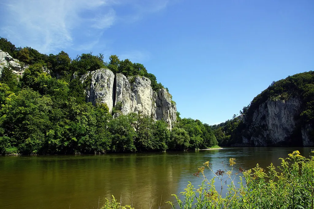 Der Donaudurchbruch bei Weltenburg liegt am niederbayerischen Abschnitt der Donau zwischen Kelheim und dem Kloster Weltenburg. Naturschutzgebiet „Weltenburger Enge“ (NSG-00089.01), Teil des FFH-Gebietes 'Weltenburger Enge' und 'Hirschberg und Altmühlleiten' (7136-301) und des EU-Vogelschutzgebietes „Felsen und Hangwälder im Altmühl-, Naab-, Laber- und Donautal“ (7037-471).
