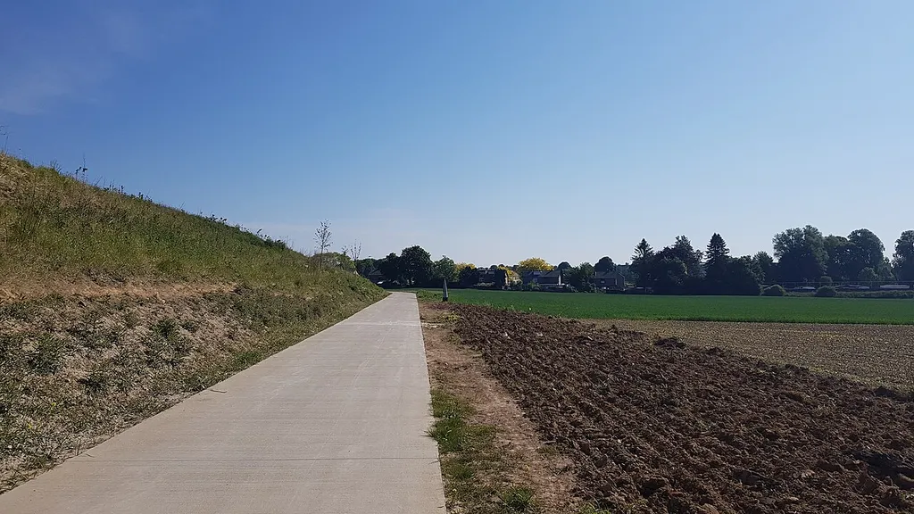 grenspaal 92 tussen België-Nederland, Maastricht-Veldwezelt (links voor paal: BE, achter en rechts van paal: NL)