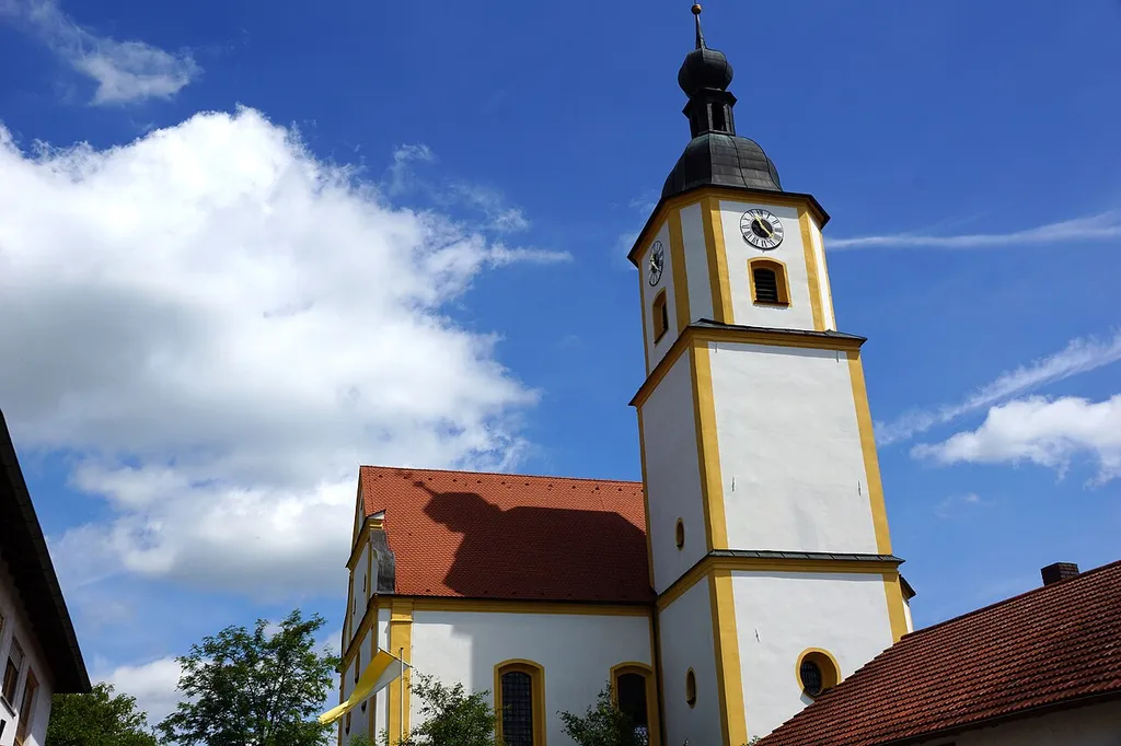 Die katholische Pfarrkirche St. Leonhard in Waltersberg bei Deining: