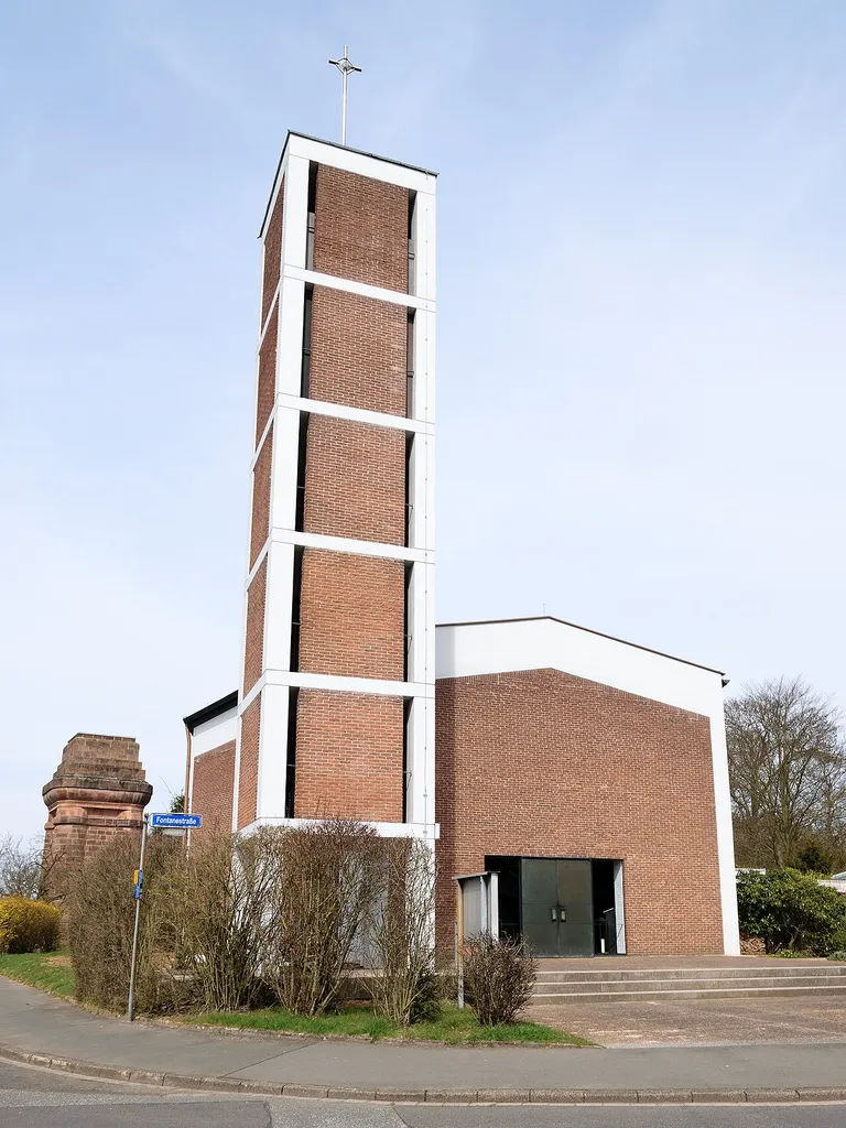 Die ev. Pauluskirche in Marburg, im Hintergrund links der Bismarckturm