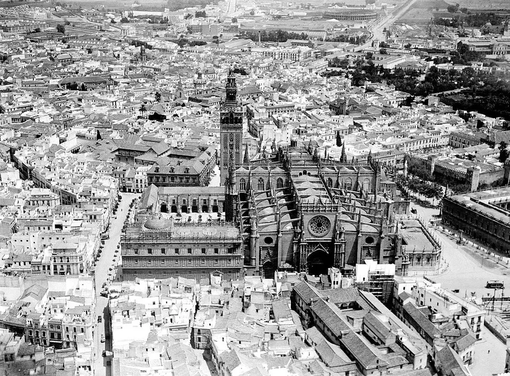 Vista de la catedral de Sevilla y la Giralda.