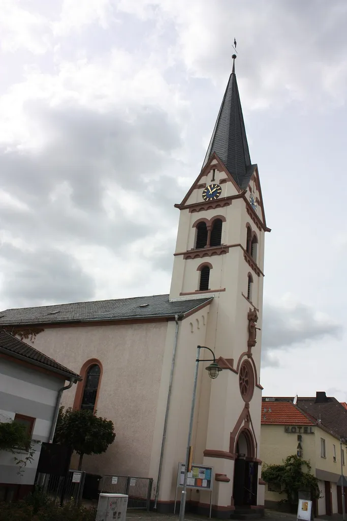 Hochheim, Hessen: Neoromanische evangelische Kirche, erbaut 1894
