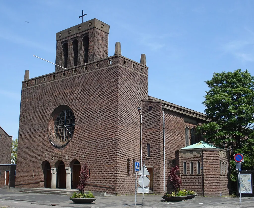 Rotterdam Overschie, Burg. Baumannlaan. Kerk.