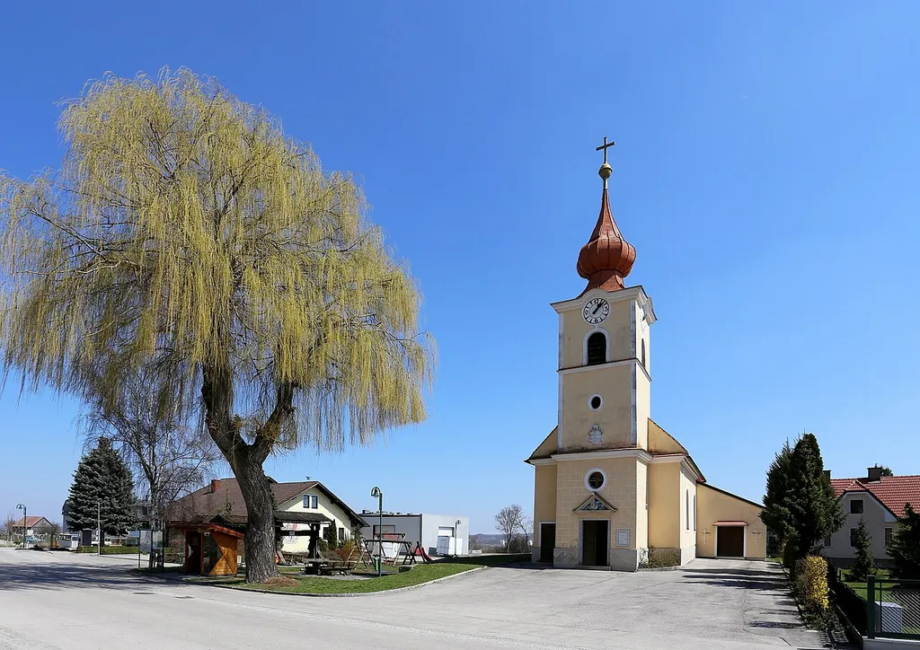 Katholische Filialkirche hl. Katharina in Reichersdorf, ein Ortsteil der niederösterreichischen Marktgemeinde Nußdorf ob der Traisen. Ein schlichter Bau aus dem Jahr 1830 mit einer rundbogig geschlossener Apsis und genutetem Westturm. Südseitig wurde 1972 eine Aufbahrungshalle angebaut.