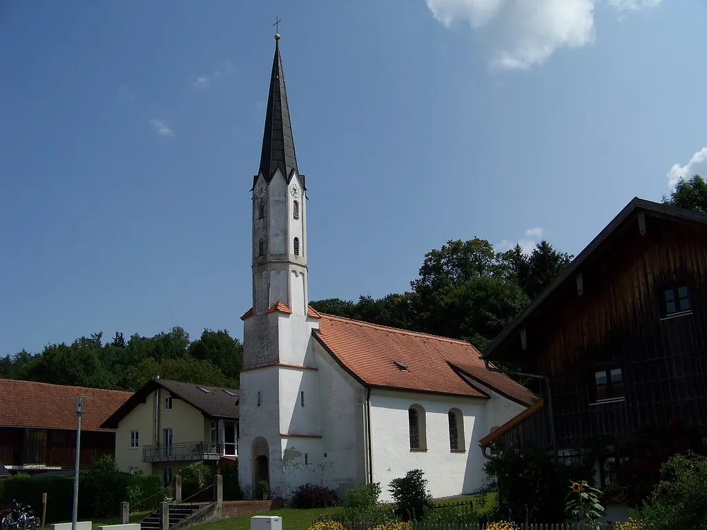 Marklkofen, Aiglkofen, Dingolfinger-Straße 14. Katholische Filialkirche St. Peter. Saalkirche mit Westturm und eingezogenem Chor, Anfang 18. Jahrhundert; mit Ausstattung.