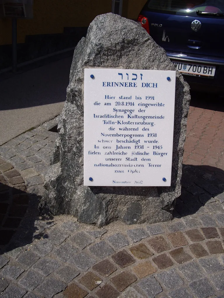 Memoriga ŝtono kie staris sinagogo.