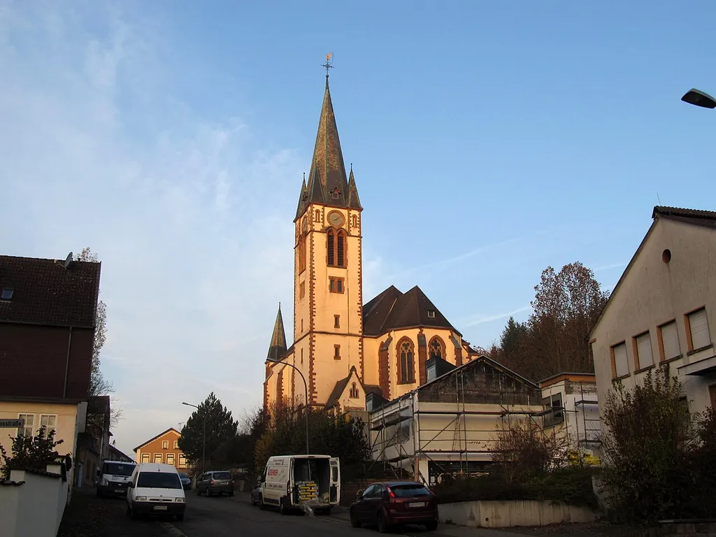 Die katholische Pfarrkirche Mariä Himmelfahrt in Geislautern, einem Stadtteil von Völklingen, Saarland