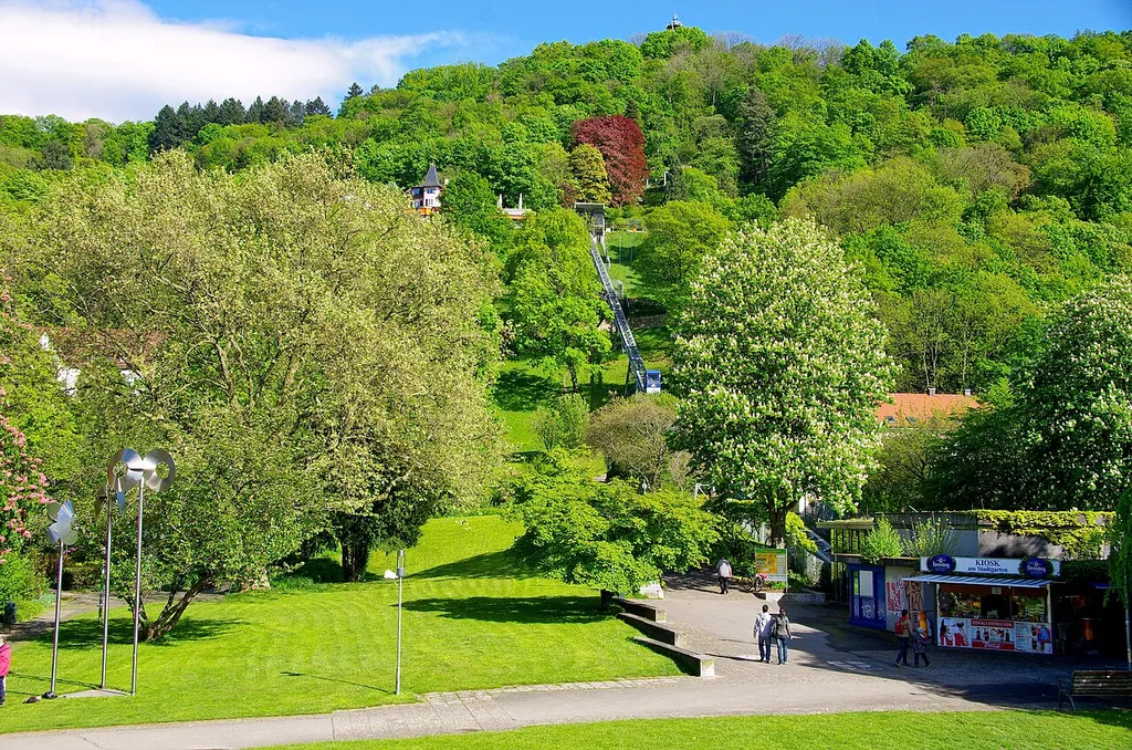 Blick vom Karlsteg in den Stadtgarten mit der Schloßbergbahn und der Bergstation Gasthof Dattler