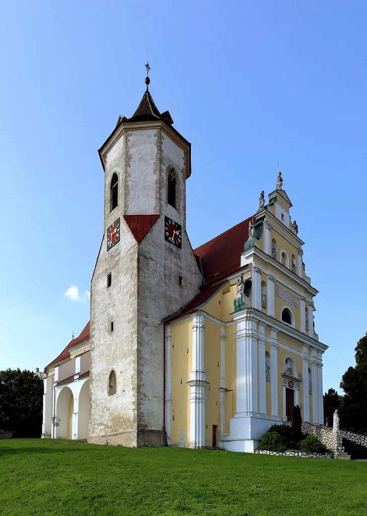 Südostansicht der röm.-kath. Pfarrkirche hl. Jakobus d. Ä. in der niederösterreichischen Marktgemeinde Falkenstein.Der Saalbau mit reich gegliederter Giebelfassade und einem mittelalterlichen Wehrturm (13. Jh.) ist nach Westen ausgerichtet. Um 1670 erfolgte der Neubau der Kirche unter teilweiser Verwendung von Mauerwerk der Vorgängerkirche, beispielsweise der Strebepfeiler des Chores. Die unteren Geschosse des Wehrturmes sind romanisch und das Obergeschoss gotisch.