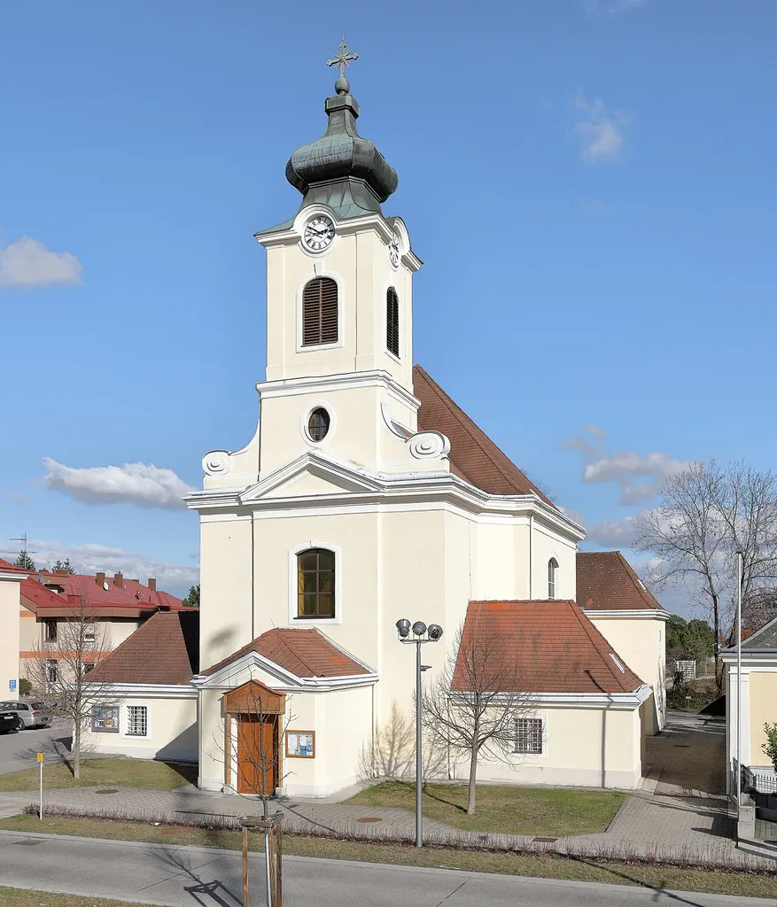 Westansicht der röm.-kath. Kirche hl. Kreuz in der niederösterreichischen Marktgemeinde Theresienfeld.Die Ortschaft Theresienfeld wurde 1763 über Anordnung Kaiserin Maria Theresias gegründet. In diesem Zuge wurde auch eine Pfarrkirche ab 1767 nach den Plänen des Architekten Josef Gerl errichtet. Die Einweihung des spätbarocken, längszentralen Sakralbaues mit annähernd quadratischem Langhaus und einer Westturmfassade erfolgte am 20. Oktober 1768 im Beisein der Kaiserin Maria Theresia.