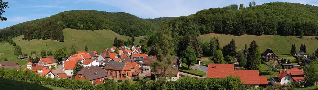 Südostpanorama von Lonau, einem Ortsteil von Herzberg am Harz. Im Hintergrund links der Braakberg und rechts der Große Mittelberg. Aufnahmestandort war die Nordseite des Hirtenkopfes.