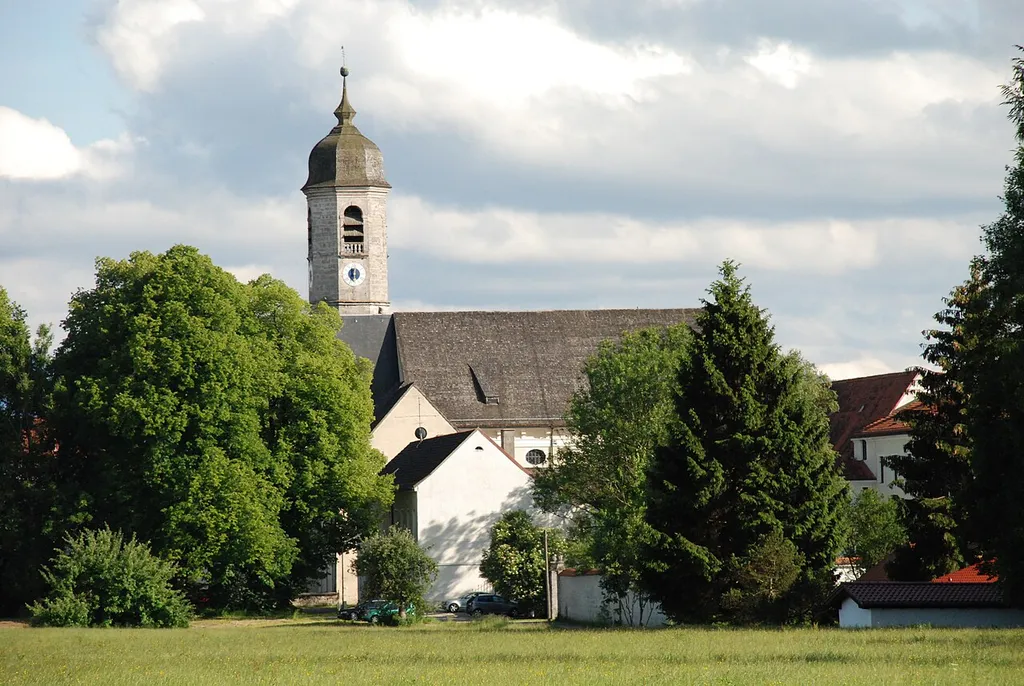 Ehemalige Augustinerchorherren-Stiftskirche St. Peter und Paul, jetzt Pfarrkirche, in der Ignaz-Günther-Straße in Weyarn, Landkreis Miesbach, Bezirk Oberbayern, Bayern. Barocker Neubau von Lorenzo Sciasca in den Jahren 1687 bis 1693, Turmunterbau um 1630, Oberteil 1713. Als Baudenkmal unter Aktennummer D-1-82-137-5 in der Bayerischen Denkmalliste aufgeführt.