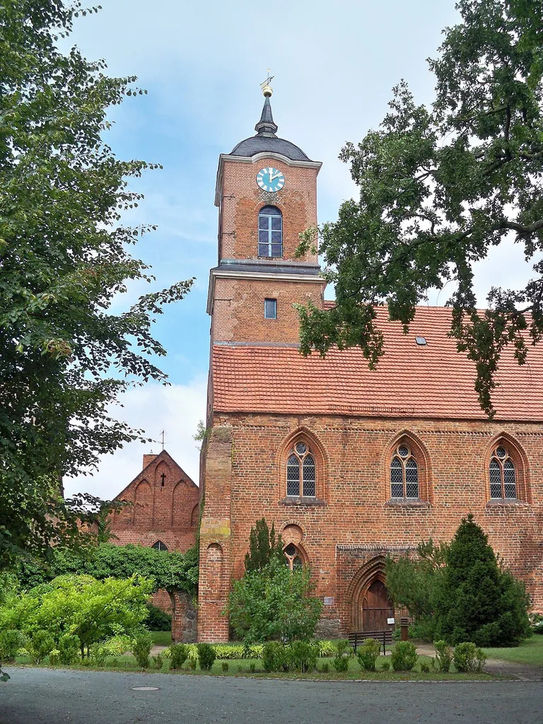 Kloster Neuendorf, Gardelegen, Saxony-Anhalt, monastery church und adjacent former monastery building from south