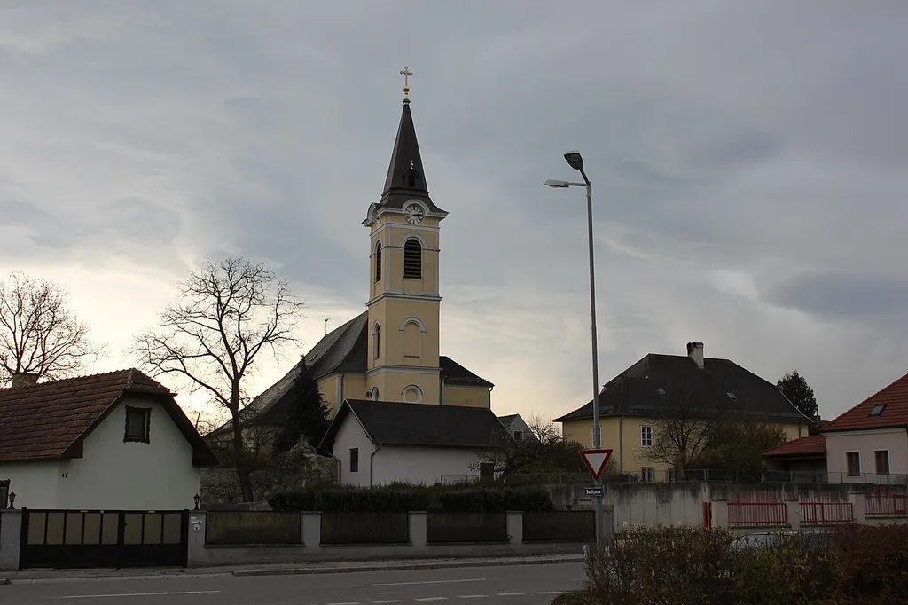 Nikolauskirche (Lanzenkirchen), rechts davon, Pfarrhof