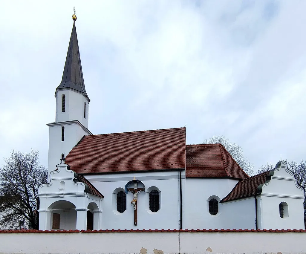 Saalbau mit eingezogenem, fünfseitig geschlossenem Chor, südöstlich Sakristei mit geschwungenem Giebel, Westturm mit Oktogon und Spitzhelm, geweiht 1288, spätgotisch überarbeitet, 1765 barockisiert, Sakristei gleichzeitig, Turm 1883.