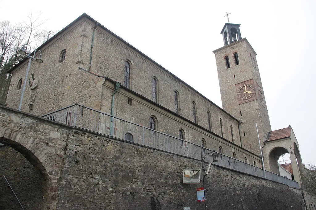Katholische Pfarrkirche Sankt Laurentius, dreischiffige Basilika mit eingezogenem Chor und Chorflankenturm, von Architekt Hofmann (Würzburg), 1928