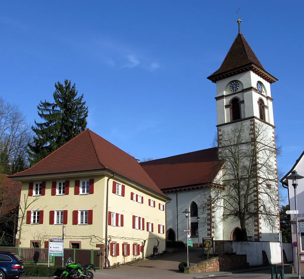 ehemaliger Löwen (links) und Jakobskirche in Malterdingen