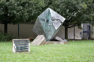 Denkmal vor Autobahnkirche Haid