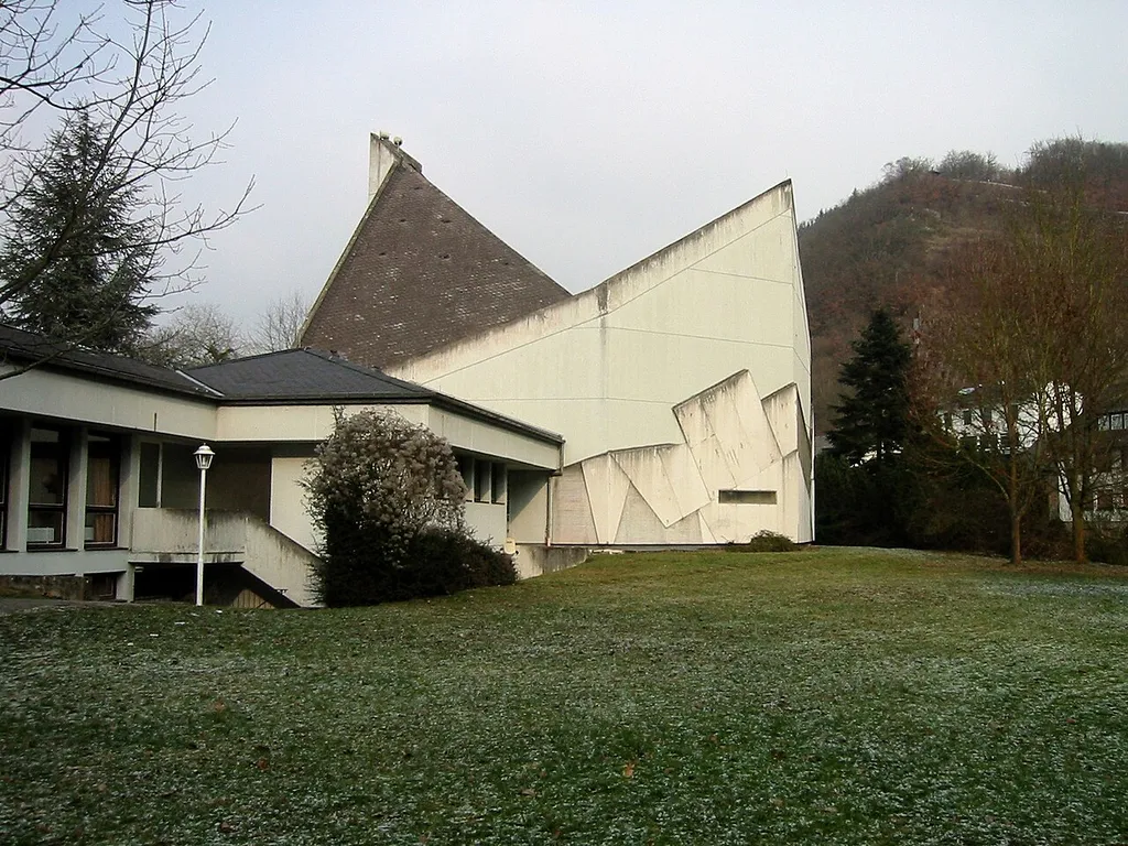 Kath. Kirche "Vom Heiligen Kreuz" in Brodenbach. Erbaut 1971-1973 vom Bistum Trier und der Kirchengemeinde Alken-Brodenbach. Architekt Werner Köster, Düsseldorf.