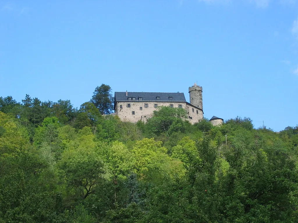 Burgruine Greifenstein (Thüringen), Außenansicht, aufgenommen aus Tal Richtung Nord-Ost. Frontaler Blick auf Palas, rechts der rekonstruierte Bergfried.
