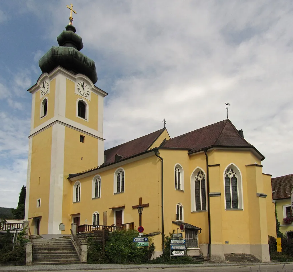 Die Pfarrkirche von Yspertal – ein im Kern gotischer, 1888/89 neugotisch veränderter Bau mit gotischem Chor, barockem Langhaus und barockisiertem, wehrhaftem Turm an der Südwestecke des Langhauses – ist dem heiligen Lorenz geweiht.