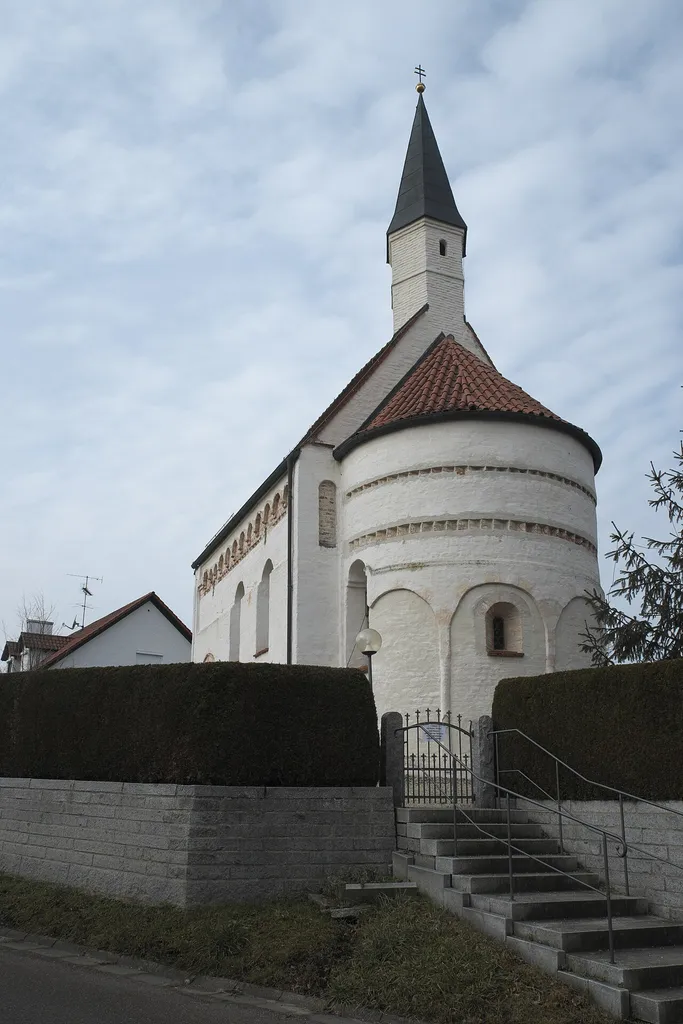 Katholische Filialkirche St. Valentin und St. Martin in Gundelshausen (Schweitenkirchen) im Landkreis Pfaffenhofen an der Ilm (Bayern/Deutschland), romanische Saalkirche, Stufenportal und Rechteckblende mit Bogenfries und Deutschem Band an der südlichen Langhauswand