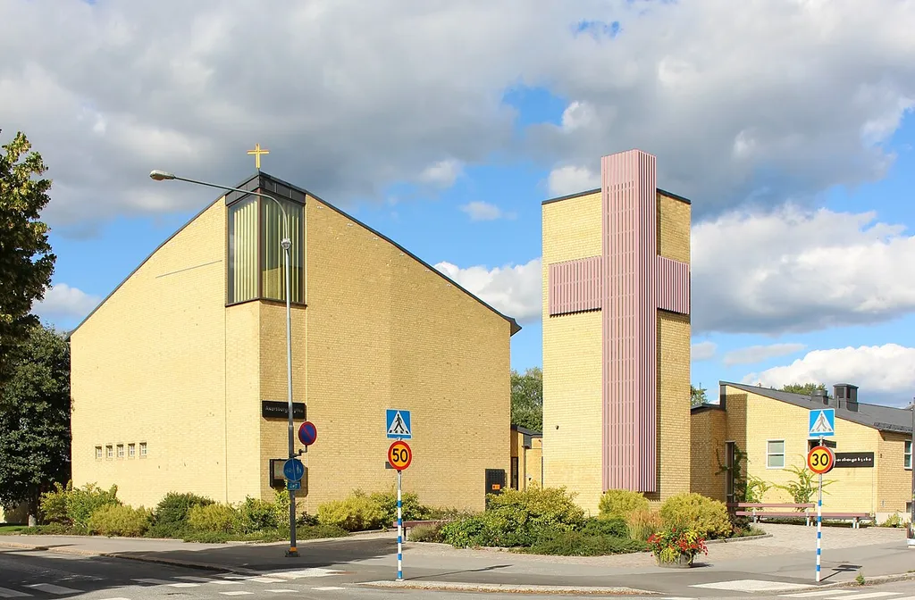Åkersberga kyrka från sydväst.