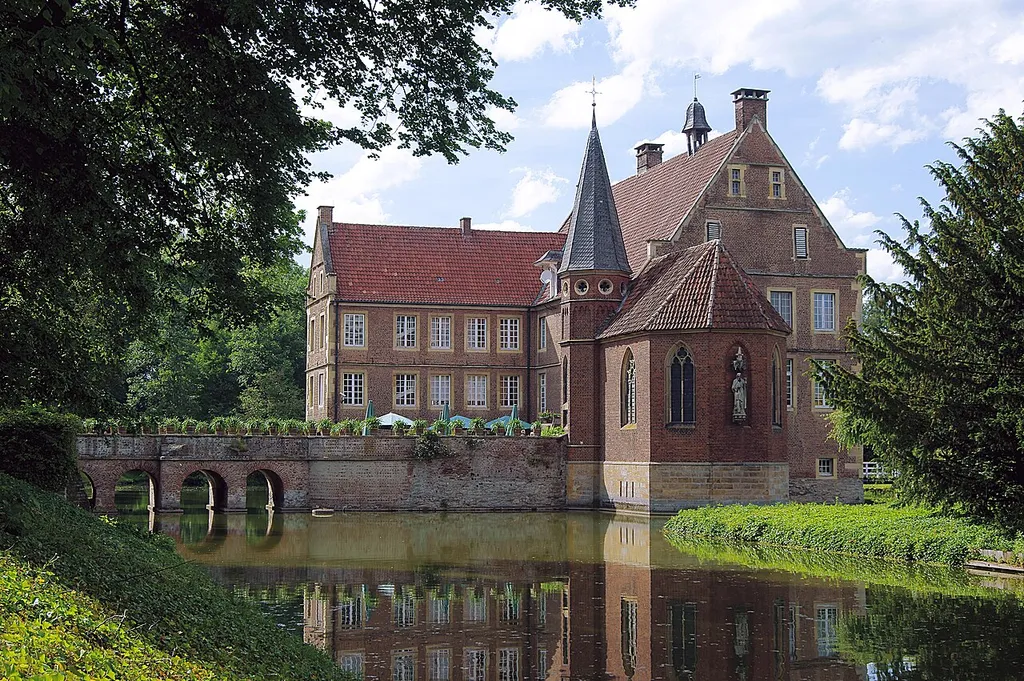 Burg Hülshoff is a water castle in the region of Münster. It is the birthplace of the poetesse Annette von Droste-Hülshoff (1797-1848).