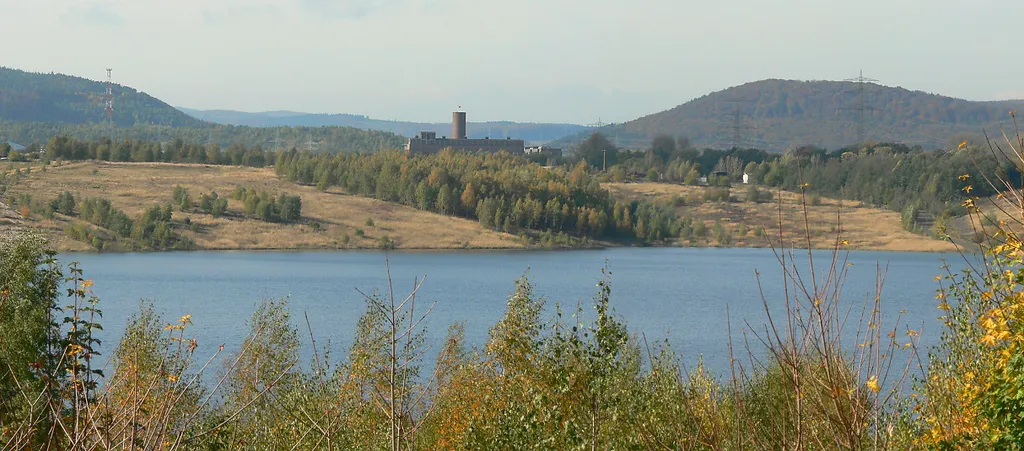Gombether See; im Hintergrund Reste des ehemaligen Kraftwerks Borken und die Schwalmpforte