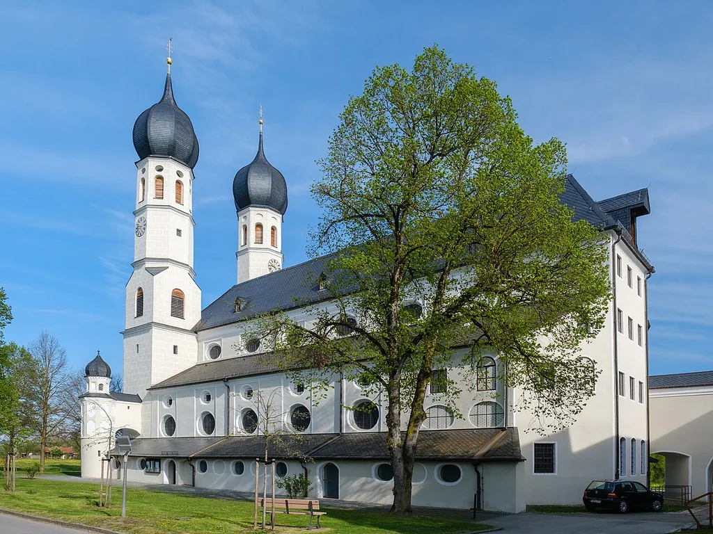 Die Kirche Heilige Dreifaltigkeit in Weihenlinden im Frühling 2024.