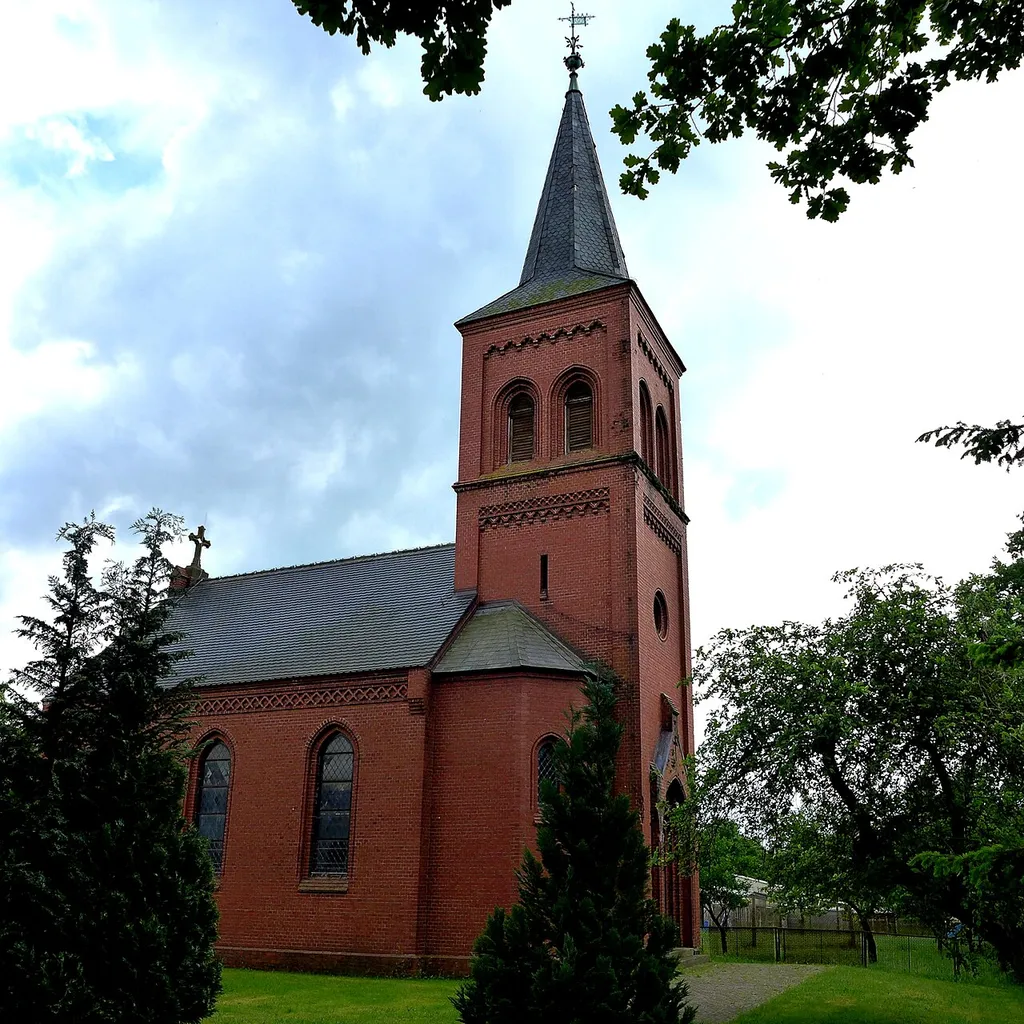Kirche im winzigen Dorf Hestedt im Altmarkkreis Salzwedel. Laut Wetterfahne auf der Kirchturmspitze existiert die Kirche seit 1896. Aufnahmedatum 2016-06.