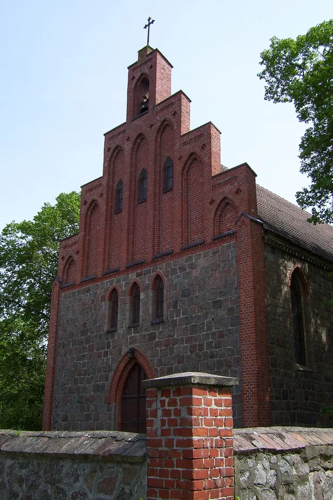 Kirche in Kölzin, Landkreis Ostvorpommern, Westgiebel