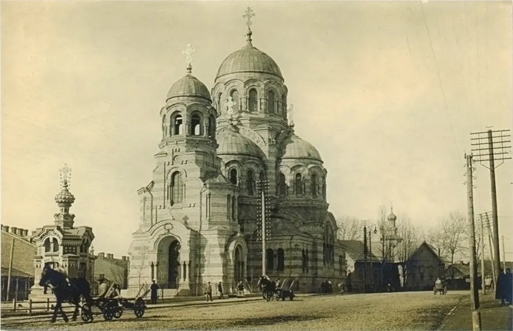 Менск (Miensk), рог шляху Каралеўскага (šlach Karaleŭski) і вуліцы Захараўскай (vulica Zacharaŭskaja). Чыгуначная капліца і новая Чыгуначная царква