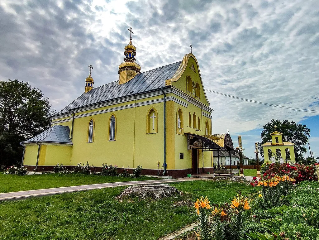Церква Пресвятої Трійці (1846) в селі Товстенькому Колиндянської громади Чортківського району Тернопільської области України.