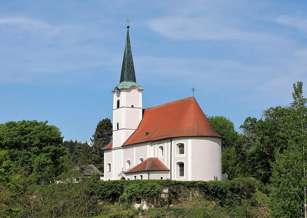 Ostsüdostansicht der röm.-kath. Pfarrkirche hl. Michael in der niederösterreichischen Gemeinde Haunoldstein.Die in erhöhter Lage errichtete Kirche war von einem Friedhof umgeben und hat eine gotische Bausubstanz. Die Errichtung des Turmes und die Langhauseinwölbung erfolgte um 1580. Der Chor und das westliche Joch des Langhauses wurden 1745 gebaut und die Turmbekrönung stammt aus dem Ende des 19. Jahrhunderts.